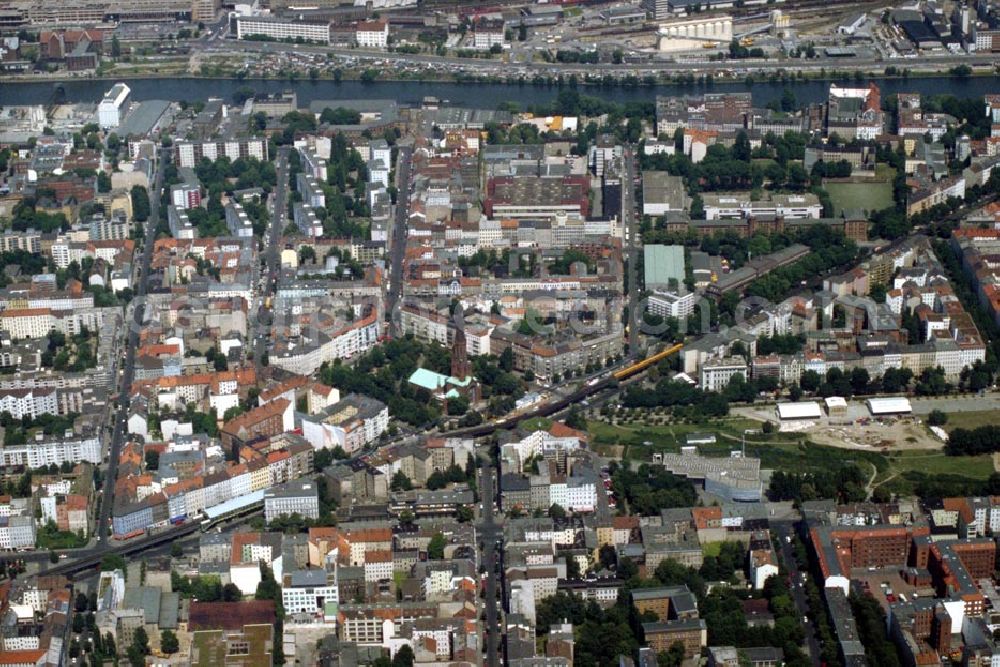 Berlin / Kreuzberg from the bird's eye view: Blick auf Kreuzberg Görlitzer U-Bhf, Skalitzer str. East-Side-Gallery