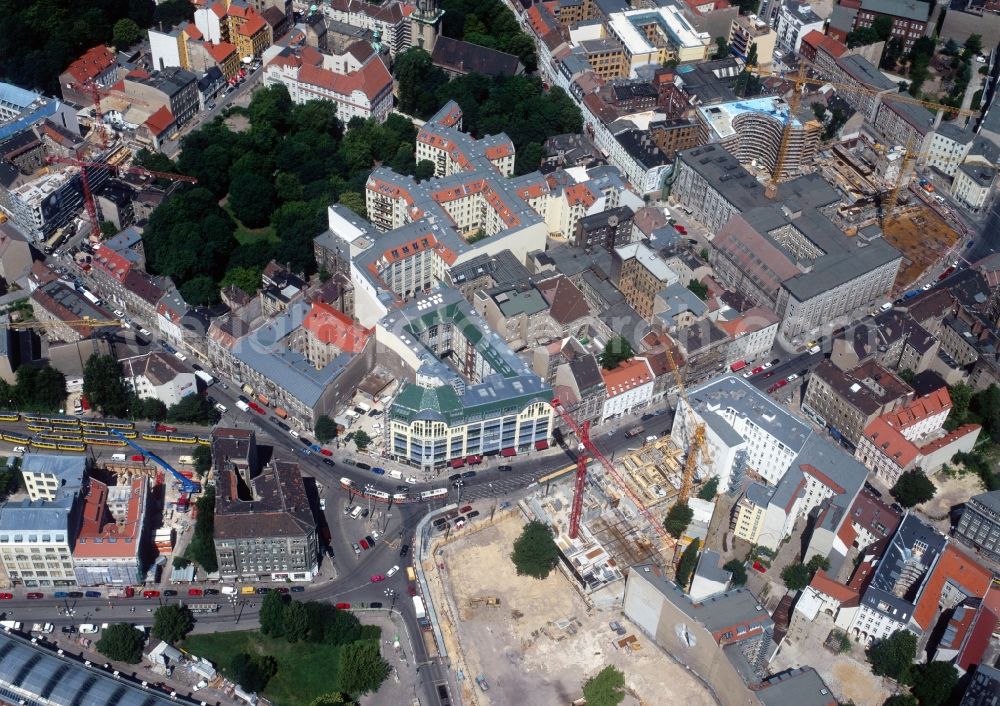 Berlin from the bird's eye view: View at the intersection Hackescher Markt in Berlin. This is where the Rosenthaler Strasse Oranienburger Strasse and the other. The building complex the Hackescher Markt are in the suburb of Spandau in the district center, close to the so-called barn quarter. They are listed buildings since 1972