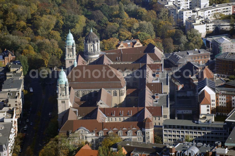 Aerial image Berlin - Blick auf das Kriminalgericht Berlin Moabit an der Turmstraße. Die Bezeichnung „Kriminalgericht“ bezieht sich nur auf das Gebäude, eine juristische Instanz dieses Namens gibt es nicht. Im Gebäude residiert der Teil der für ganz Berlin zuständigen Strafabteilungen des Amtsgerichts Tiergarten, die sich nicht im Gebäude Kirchstraße 6 befinden. Weiterhin in dem Gebäude ansässig sind die Strafkammern des Landgerichts Berlin und ein Großteil der Staatsanwaltschaft beim Landgericht Berlin. Die gemeinsame Adresse ist Turmstraße 91, 10559 Berlin. Hinter dem ausgedehnten Gebäudekomplex des Gerichts schließt sich die Untersuchungshaftanstalt Moabit an (Postanschrift Alt-Moabit 12a, 10559 Berlin).Technisch war der Bau zu seiner Errichtung im Jahre 1906 jedoch hochmodern: Nach Plänen der Architekten Rudolf Mönnich und Carl Vohl aus der preußischen Bauverwaltung von 1902 bis 1906 errichtet, war er das erste elektrisch beleuchtete Gebäude Berlins. Hervorzuheben ist auch das einmalige Gänge- und Lüftungssystem, das es ermöglicht, die Angeklagten nichtöffentlich zu den Gerichtssälen zu führen.Zu den bekanntesten im Kriminalgericht Moabit verhandelten Fällen gehören der des Hauptmanns von Köpenick, die der Terroranschläge auf die Diskothek La Belle und das Restaurant Mykonos sowie der Prozess gegen das Zentralkomitee der SED.