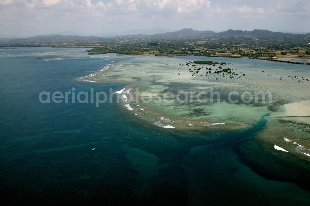 Calatagan from the bird's eye view: Blick auf die Küste von Calatagan. Die weißen Strände der Halbinsel sind beliebte Erholungsgebiete der Reichen und Berühmten von Manila. Views of the coast of Calatagan. The white beaches of the peninsula are popular recreational areas of the rich and famous of Manila.