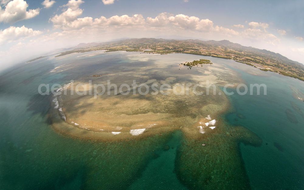 Calatagan from above - Blick auf die Küste von Calatagan. Die weißen Strände der Halbinsel sind beliebte Erholungsgebiete der Reichen und Berühmten von Manila. Views of the coast of Calatagan. The white beaches of the peninsula are popular recreational areas of the rich and famous of Manila.