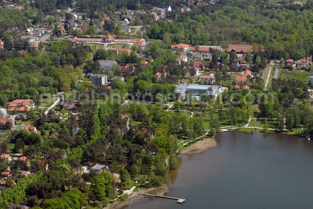 Bad Saarow am Scharmützelsee (Brandenburg) from above - Blick auf den Kurpark Bad Saarow mit der Saarow-Therme (Neubau mittig rechts) und dem Bahnhof (hinten links). Kontakt: Stadt und Therme: Bad Saarow Kur GmbH, Am Kurpark 1, 15526 Bad Saarow, Telefon: +49 (0)33631 868-0, Telefax: +49 (0)33631 868-120, Email: info@bad-saarow.de,