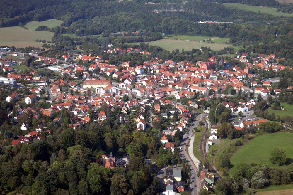 Bad Berka from the bird's eye view: Blick über die Innenstadt von Bad Berka. Es ist eine Kurstadt im Mittleren Ilmtal nicht weit entfernt von Erfurt und Jena. Im Jahr 1994 wurde eine Verwaltungsreform durchgeführt, in der die bis dahin selbstständigen Orte Tannroda, Meckfeld und Tiefengruben Bad Berka zugeordnet wurden. Eine der Besonderheiten der Stadt ist der Goethebrunnen dessen Heilwasser durch eine kurmäßige Anwendung eine günstige Einwirkung auf den Purinstoffwechsel haben soll. Kontakt: Stadtverwaltung Bad Berka, Am Markt 10 99438 Bad Berka, Tel. +49(0)36458 551 12, Fax +49(0)36458 551 55, Email: ino@bad-berka.de