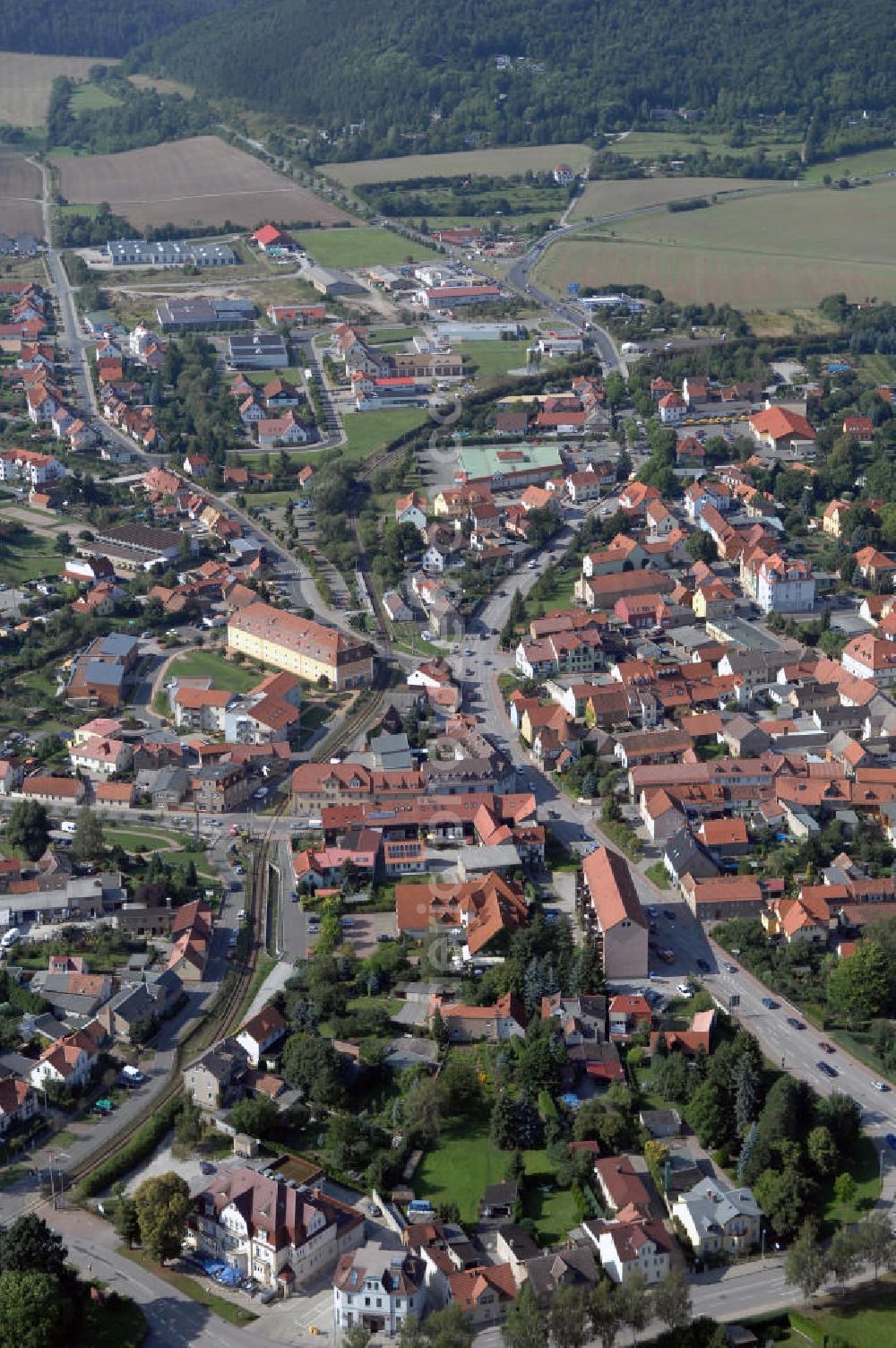 Aerial image Bad Berka - Blick über die Innenstadt von Bad Berka. Es ist eine Kurstadt im Mittleren Ilmtal nicht weit entfernt von Erfurt und Jena. Im Jahr 1994 wurde eine Verwaltungsreform durchgeführt, in der die bis dahin selbstständigen Orte Tannroda, Meckfeld und Tiefengruben Bad Berka zugeordnet wurden. Eine der Besonderheiten der Stadt ist der Goethebrunnen dessen Heilwasser durch eine kurmäßige Anwendung eine günstige Einwirkung auf den Purinstoffwechsel haben soll. Kontakt: Stadtverwaltung Bad Berka, Am Markt 10 99438 Bad Berka, Tel. +49(0)36458 551 12, Fax +49(0)36458 551 55, Email: ino@bad-berka.de