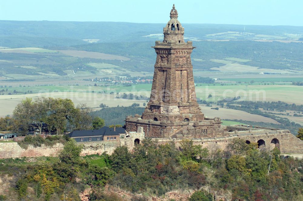 Bad Frankenhausen from above - Blick auf das Kyffhäuser Denkmal, Das 81 Meter hohe Kyffhäuser-Denkmal ragt in der Abenddämmerung aus dem Kyffhäuser-Gebirge bei Bad Frankenhausen im Norden Thüringens heraus. Es wurde zwischen 1891 und 1896 als Kaiser-Wilhelm-Nationaldenkmal errichtet. Das Kyffhäuser-Denkmal ist mit jährlich zirka 200.000 Besuchern neben der Wartburg-Stiftung Eisenach der meistbesuchte Ort in Thüringen.