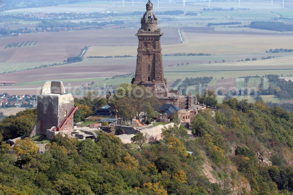 Bad Frankenhausen from above - Blick auf das Kyffhäuser Denkmal, Das 81 Meter hohe Kyffhäuser-Denkmal ragt in der Abenddämmerung aus dem Kyffhäuser-Gebirge bei Bad Frankenhausen im Norden Thüringens heraus. Es wurde zwischen 1891 und 1896 als Kaiser-Wilhelm-Nationaldenkmal errichtet. Das Kyffhäuser-Denkmal ist mit jährlich zirka 200.000 Besuchern neben der Wartburg-Stiftung Eisenach der meistbesuchte Ort in Thüringen.