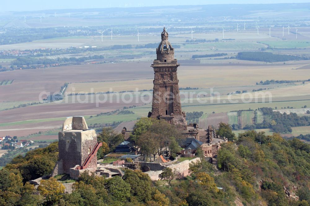 Bad Frankenhausen from the bird's eye view: Blick auf das Kyffhäuser Denkmal, Das 81 Meter hohe Kyffhäuser-Denkmal ragt in der Abenddämmerung aus dem Kyffhäuser-Gebirge bei Bad Frankenhausen im Norden Thüringens heraus. Es wurde zwischen 1891 und 1896 als Kaiser-Wilhelm-Nationaldenkmal errichtet. Das Kyffhäuser-Denkmal ist mit jährlich zirka 200.000 Besuchern neben der Wartburg-Stiftung Eisenach der meistbesuchte Ort in Thüringen.