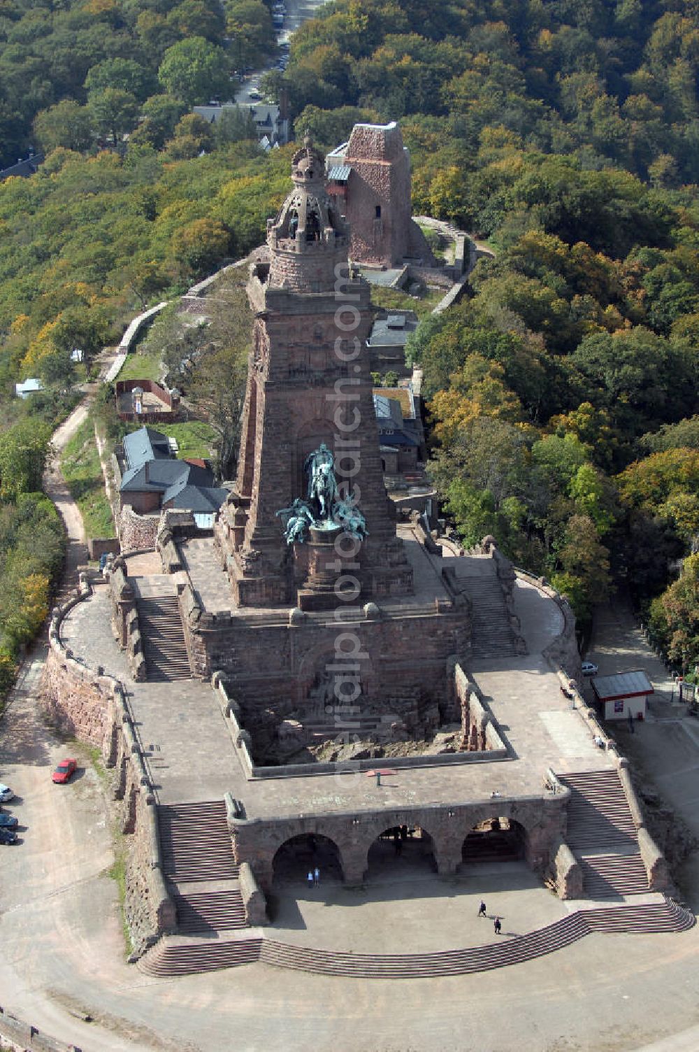 Aerial photograph Bad Frankenhausen - Blick auf das Kyffhäuser Denkmal, Das 81 Meter hohe Kyffhäuser-Denkmal ragt in der Abenddämmerung aus dem Kyffhäuser-Gebirge bei Bad Frankenhausen im Norden Thüringens heraus. Es wurde zwischen 1891 und 1896 als Kaiser-Wilhelm-Nationaldenkmal errichtet. Das Kyffhäuser-Denkmal ist mit jährlich zirka 200.000 Besuchern neben der Wartburg-Stiftung Eisenach der meistbesuchte Ort in Thüringen.