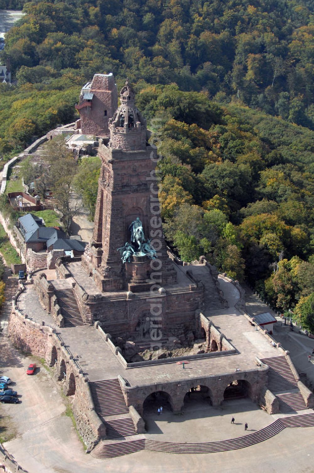 Bad Frankenhausen from above - Blick auf das Kyffhäuser Denkmal, Das 81 Meter hohe Kyffhäuser-Denkmal ragt in der Abenddämmerung aus dem Kyffhäuser-Gebirge bei Bad Frankenhausen im Norden Thüringens heraus. Es wurde zwischen 1891 und 1896 als Kaiser-Wilhelm-Nationaldenkmal errichtet. Das Kyffhäuser-Denkmal ist mit jährlich zirka 200.000 Besuchern neben der Wartburg-Stiftung Eisenach der meistbesuchte Ort in Thüringen.