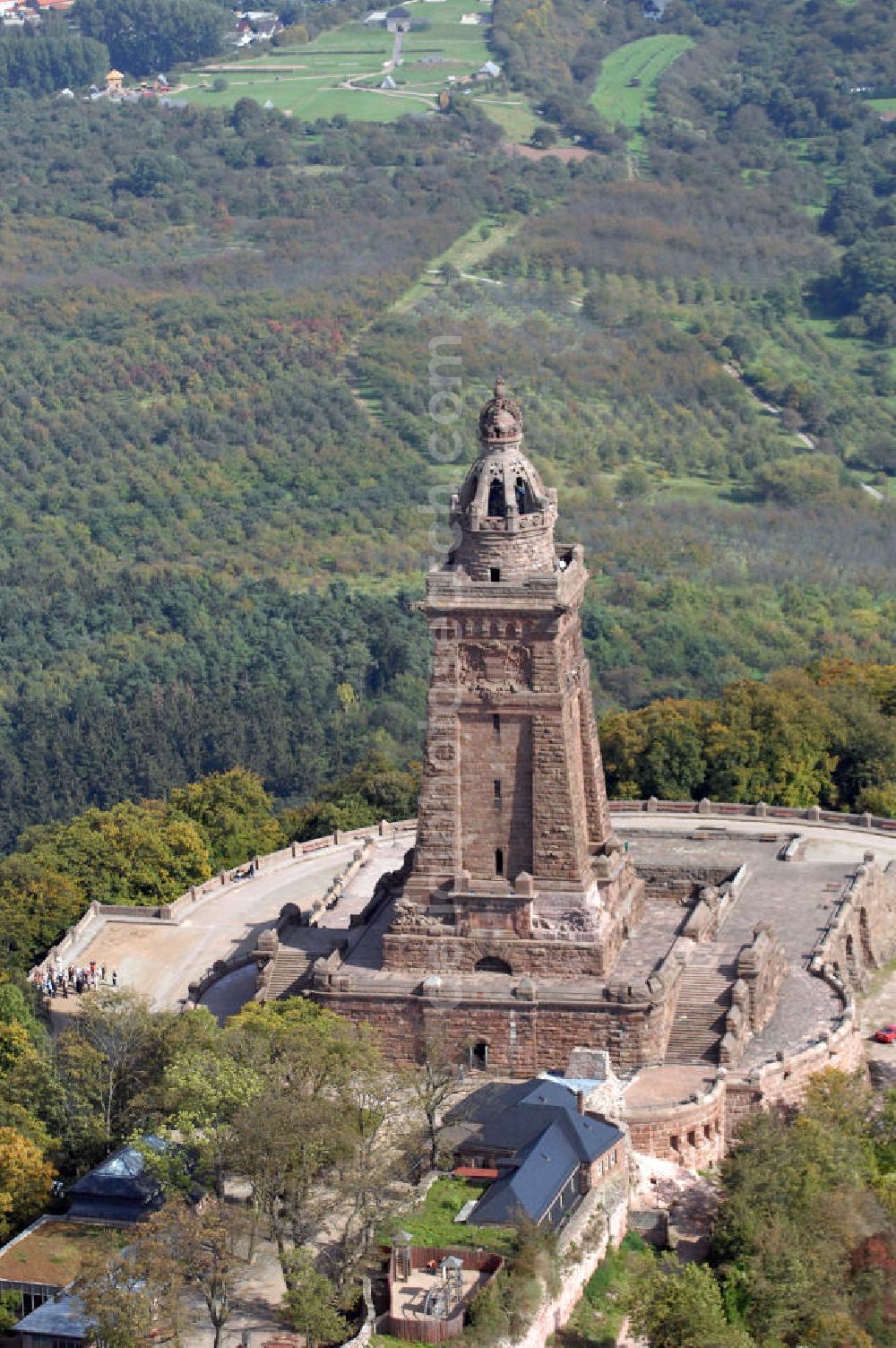 Aerial photograph Bad Frankenhausen - Blick auf das Kyffhäuser Denkmal, Das 81 Meter hohe Kyffhäuser-Denkmal ragt in der Abenddämmerung aus dem Kyffhäuser-Gebirge bei Bad Frankenhausen im Norden Thüringens heraus. Es wurde zwischen 1891 und 1896 als Kaiser-Wilhelm-Nationaldenkmal errichtet. Das Kyffhäuser-Denkmal ist mit jährlich zirka 200.000 Besuchern neben der Wartburg-Stiftung Eisenach der meistbesuchte Ort in Thüringen.