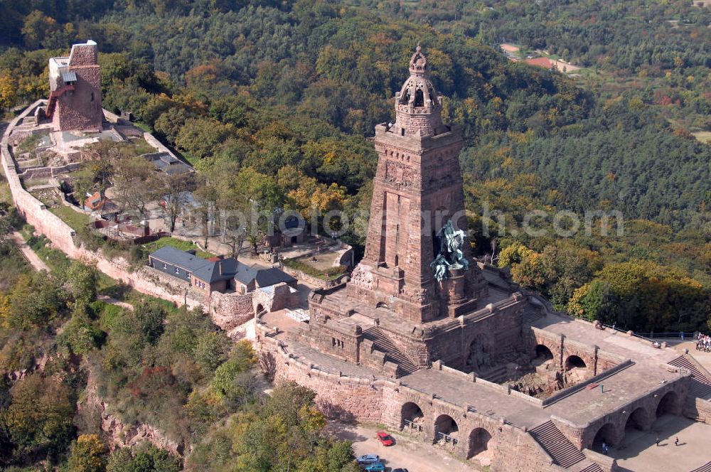 Bad Frankenhausen from above - Blick auf das Kyffhäuser Denkmal, Das 81 Meter hohe Kyffhäuser-Denkmal ragt in der Abenddämmerung aus dem Kyffhäuser-Gebirge bei Bad Frankenhausen im Norden Thüringens heraus. Es wurde zwischen 1891 und 1896 als Kaiser-Wilhelm-Nationaldenkmal errichtet. Das Kyffhäuser-Denkmal ist mit jährlich zirka 200.000 Besuchern neben der Wartburg-Stiftung Eisenach der meistbesuchte Ort in Thüringen.