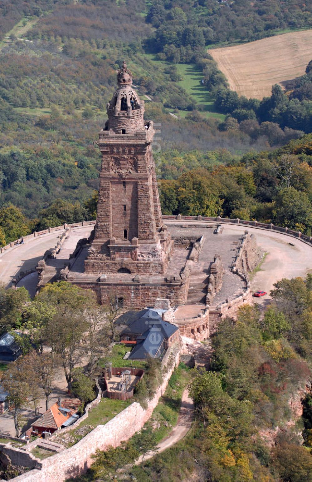 Bad Frankenhausen from the bird's eye view: Blick auf das Kyffhäuser Denkmal, Das 81 Meter hohe Kyffhäuser-Denkmal ragt in der Abenddämmerung aus dem Kyffhäuser-Gebirge bei Bad Frankenhausen im Norden Thüringens heraus. Es wurde zwischen 1891 und 1896 als Kaiser-Wilhelm-Nationaldenkmal errichtet. Das Kyffhäuser-Denkmal ist mit jährlich zirka 200.000 Besuchern neben der Wartburg-Stiftung Eisenach der meistbesuchte Ort in Thüringen.