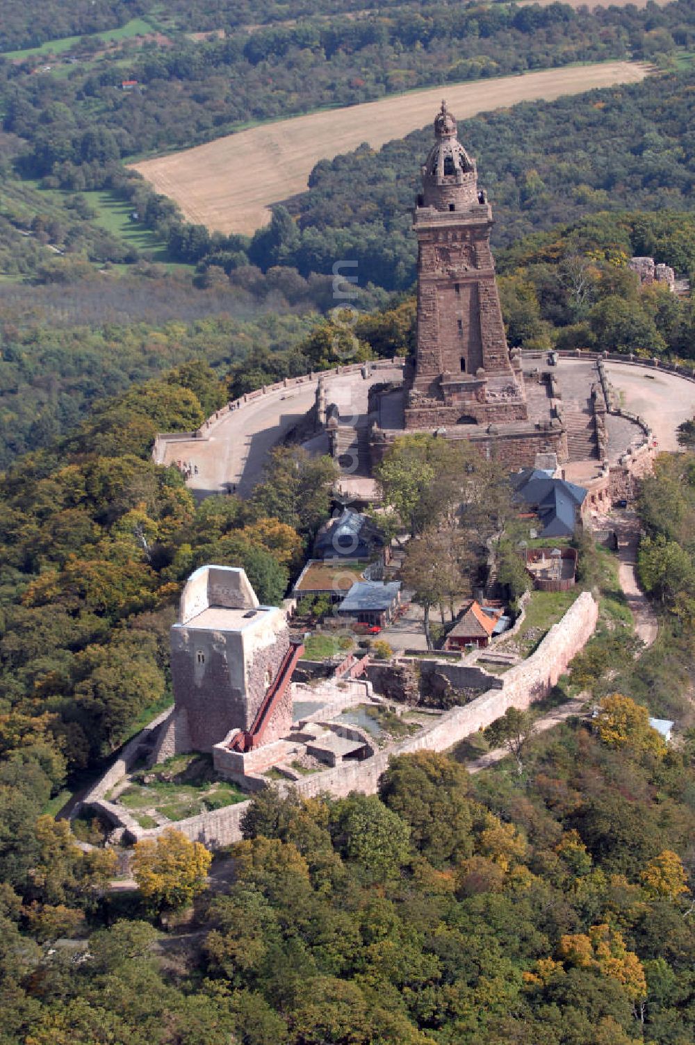 Aerial image Bad Frankenhausen - Blick auf das Kyffhäuser Denkmal, Das 81 Meter hohe Kyffhäuser-Denkmal ragt in der Abenddämmerung aus dem Kyffhäuser-Gebirge bei Bad Frankenhausen im Norden Thüringens heraus. Es wurde zwischen 1891 und 1896 als Kaiser-Wilhelm-Nationaldenkmal errichtet. Das Kyffhäuser-Denkmal ist mit jährlich zirka 200.000 Besuchern neben der Wartburg-Stiftung Eisenach der meistbesuchte Ort in Thüringen.