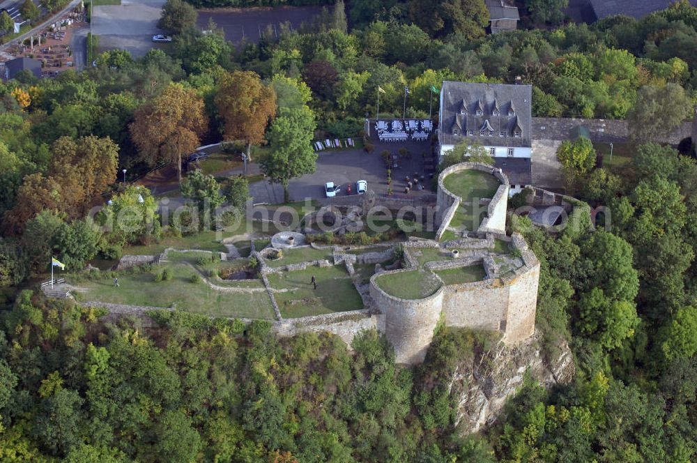 Kirn from the bird's eye view: Blick auf die Kyrburg nahe der Stadt Kirn, deren Wahrzeichen sie ist. Die Burg wurde 1128 erstmals urkundlich erwähnt und war eine der Stammburgen der Wildgrafen. Anfang des 15. Jahrhunderts ging die Kyrburg durch eine Hochzeit in den Besitz der Rheingrafen über. Im Dreißigjährigen Krieg besetzten die Spanier, Schweden und kaiserlichen Truppen die Burg und gelangte 1681 schließlich in französische Hände. Daraufhin erneuerte man die Befestigungsanlagen, die 1734 auch durch die Franzosen wieder gesprengt wurden. Die Burg war nur noch eine Ruine und diente den Kirnern fortan als Steinbruch. Mitte des 18. Jahrhunderts wurde das Garnisionshaus gebaut, in dem sich heute das Burgrestaurant und das Whiskey-Museum befinden. Seit 1988 ist die Burg nun Eigentum der Stadt Kirn und dient als Freilichtbühne oder Kulisse für kulturelle Ereignisse wie Opern, Theaterstücke oder Konzerte. Kontakt: Stadtverwaltung Kirn, Kirchstraße 3 55606 Kirn, Tel. +49(0)6752 135 0, Fax +49(0)6752 135 250, Email: info@kirn.de