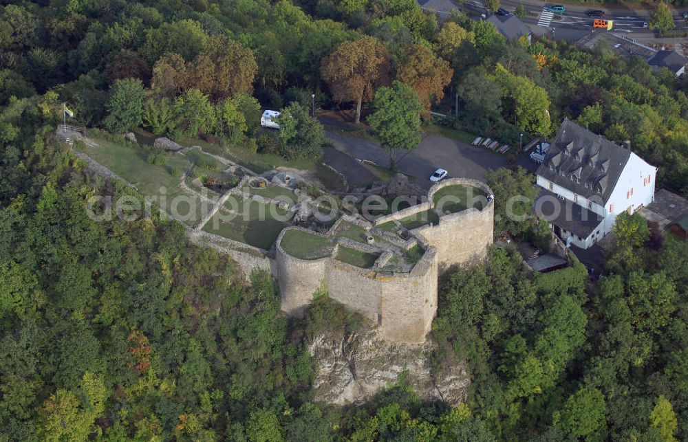 Aerial image Kirn - Blick auf die Kyrburg nahe der Stadt Kirn, deren Wahrzeichen sie ist. Die Burg wurde 1128 erstmals urkundlich erwähnt und war eine der Stammburgen der Wildgrafen. Anfang des 15. Jahrhunderts ging die Kyrburg durch eine Hochzeit in den Besitz der Rheingrafen über. Im Dreißigjährigen Krieg besetzten die Spanier, Schweden und kaiserlichen Truppen die Burg und gelangte 1681 schließlich in französische Hände. Daraufhin erneuerte man die Befestigungsanlagen, die 1734 auch durch die Franzosen wieder gesprengt wurden. Die Burg war nur noch eine Ruine und diente den Kirnern fortan als Steinbruch. Mitte des 18. Jahrhunderts wurde das Garnisionshaus gebaut, in dem sich heute das Burgrestaurant und das Whiskey-Museum befinden. Seit 1988 ist die Burg nun Eigentum der Stadt Kirn und dient als Freilichtbühne oder Kulisse für kulturelle Ereignisse wie Opern, Theaterstücke oder Konzerte. Kontakt: Stadtverwaltung Kirn, Kirchstraße 3 55606 Kirn, Tel. +49(0)6752 135 0, Fax +49(0)6752 135 250, Email: info@kirn.de