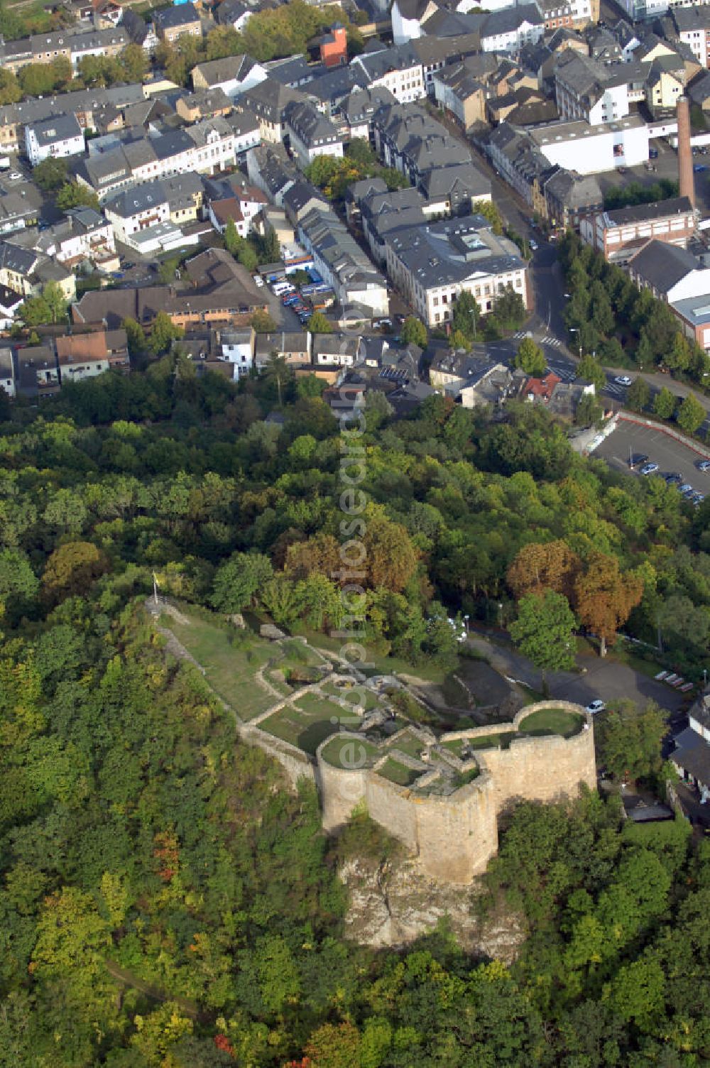 Kirn from above - Blick auf die Kyrburg nahe der Stadt Kirn, deren Wahrzeichen sie ist. Die Burg wurde 1128 erstmals urkundlich erwähnt und war eine der Stammburgen der Wildgrafen. Anfang des 15. Jahrhunderts ging die Kyrburg durch eine Hochzeit in den Besitz der Rheingrafen über. Im Dreißigjährigen Krieg besetzten die Spanier, Schweden und kaiserlichen Truppen die Burg und gelangte 1681 schließlich in französische Hände. Daraufhin erneuerte man die Befestigungsanlagen, die 1734 auch durch die Franzosen wieder gesprengt wurden. Die Burg war nur noch eine Ruine und diente den Kirnern fortan als Steinbruch. Mitte des 18. Jahrhunderts wurde das Garnisionshaus gebaut, in dem sich heute das Burgrestaurant und das Whiskey-Museum befinden. Seit 1988 ist die Burg nun Eigentum der Stadt Kirn und dient als Freilichtbühne oder Kulisse für kulturelle Ereignisse wie Opern, Theaterstücke oder Konzerte. Im Hintergrund der Burg ist die Stadt Kirn zu sehen. Sie hat knapp 9000 Einwohner und liegt im Landkreis Bad Kreuznach im Hunsrück. Kontakt: Stadtverwaltung Kirn, Kirchstraße 3 55606 Kirn, Tel. +49(0)6752 135 0, Fax +49(0)6752 135 250, Email: info@kirn.de