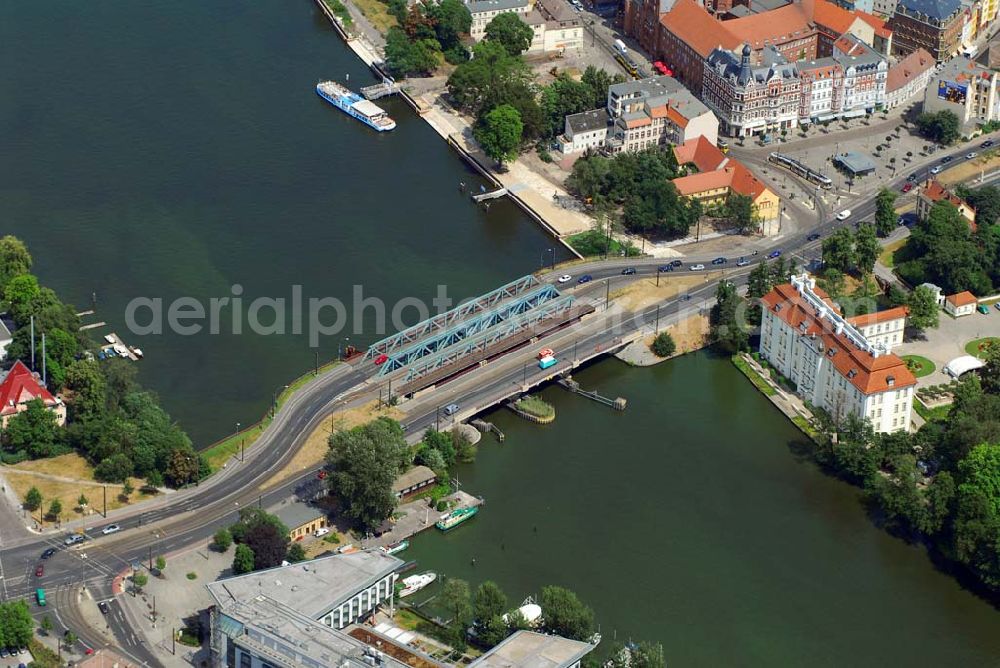 Berlin-Köpenick from the bird's eye view: Köpenick,11.07.2006,Lufbildansicht der Lange Brücke bei Berlin-Köpenick,Torismusinformation: Köpenick,Köpenick 31-33 (Am Schlossplatz),12555 Berlin,Tel.: 030 655755-0-1,Fax: 030-6514598,eMail: touristinfo@tkt-berli.de,Achim Walder: