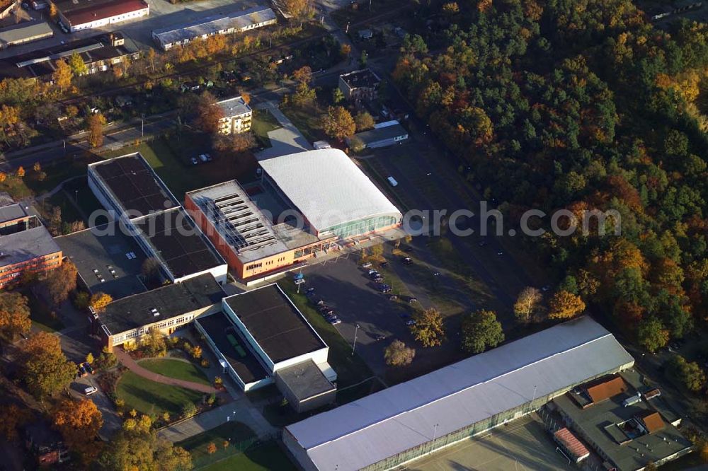 Aerial photograph Cottbus / Brandenburg - 29.10.2005 Cottbus: Die Sportmehrzweckhalle im Sportzentrum Cottbus ist eine der größten und modernsten Sporthallenkomplexe im Land Brandenburg. Der Komplex ist architektonisch in 2 separaten Hallen angeordnet, wobei die Sportmehrzweckhalle (Dreifeldhalle, Parkettbelag) mit dem zu erwartenden Besucherverkehr bewusst in den Vordergrund, die Zweifeldhalle (Kunststoff-Sportbelag) für den Trainings- und Schulbetrieb in den Hintergrund gerückt ist.