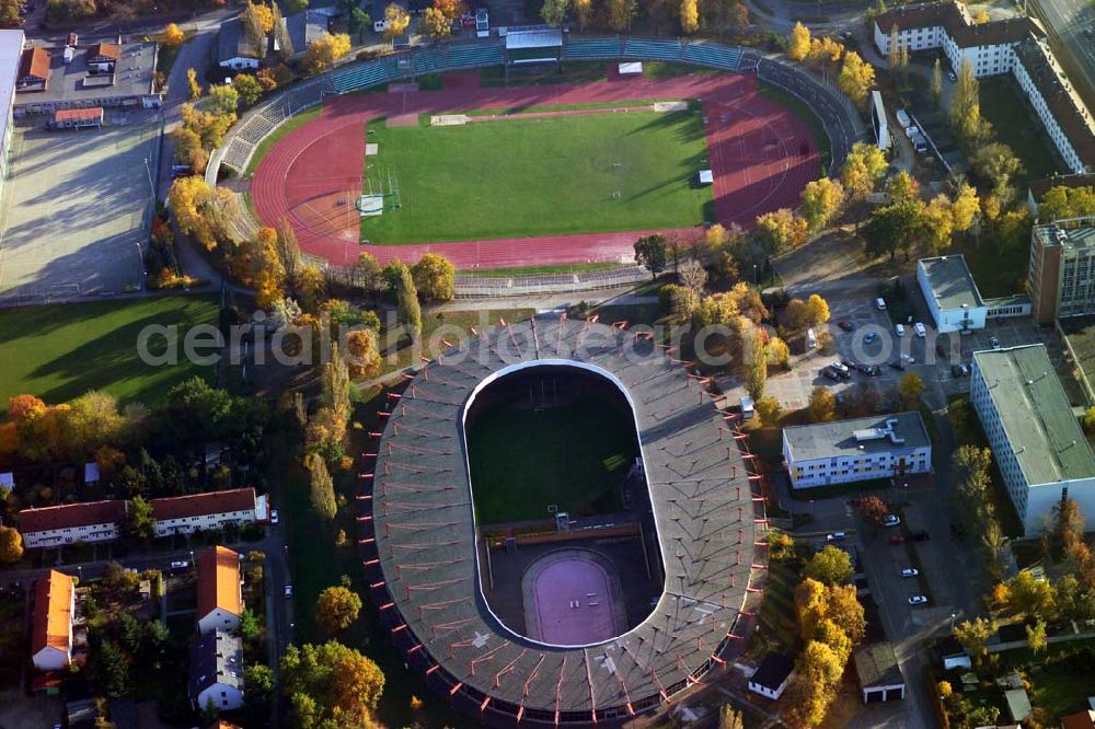 Cottbus / Brandenburg from above - 29.10.2005 Cottbus: Die Sportmehrzweckhalle im Sportzentrum Cottbus ist eine der größten und modernsten Sporthallenkomplexe im Land Brandenburg. Der Komplex ist architektonisch in 2 separaten Hallen angeordnet, wobei die Sportmehrzweckhalle (Dreifeldhalle, Parkettbelag) mit dem zu erwartenden Besucherverkehr bewusst in den Vordergrund, die Zweifeldhalle (Kunststoff-Sportbelag) für den Trainings- und Schulbetrieb in den Hintergrund gerückt ist.