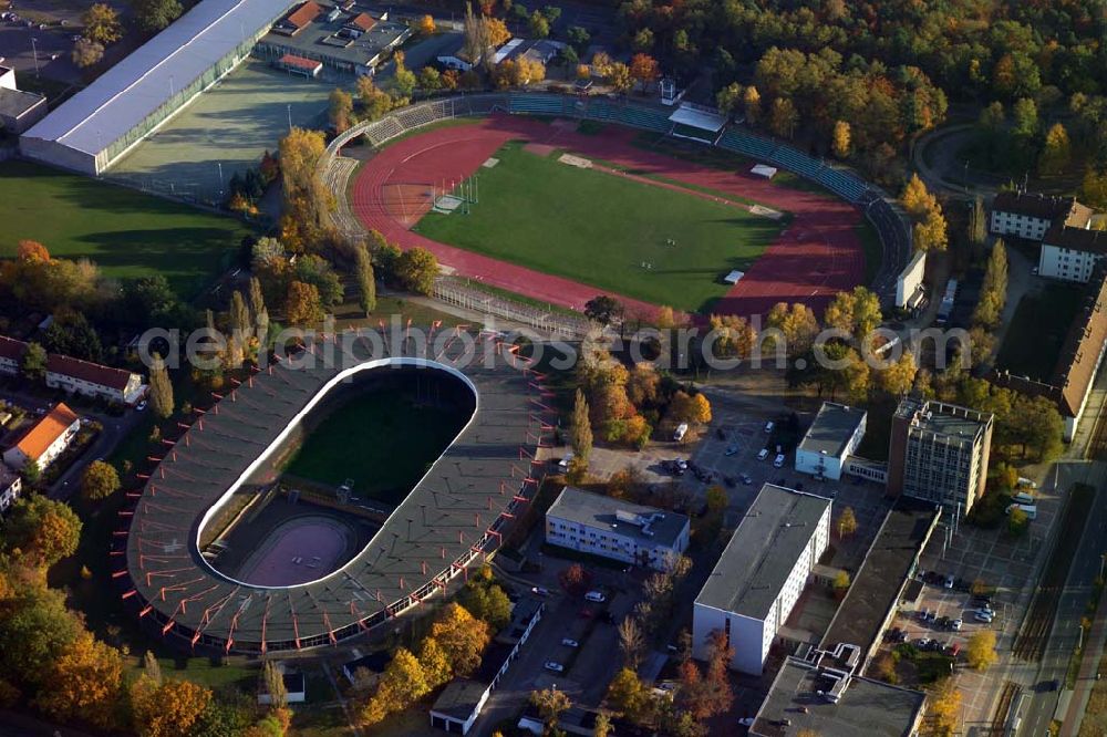 Aerial image Cottbus / Brandenburg - 29.10.2005 Cottbus: Die Sportmehrzweckhalle im Sportzentrum Cottbus ist eine der größten und modernsten Sporthallenkomplexe im Land Brandenburg. Der Komplex ist architektonisch in 2 separaten Hallen angeordnet, wobei die Sportmehrzweckhalle (Dreifeldhalle, Parkettbelag) mit dem zu erwartenden Besucherverkehr bewusst in den Vordergrund, die Zweifeldhalle (Kunststoff-Sportbelag) für den Trainings- und Schulbetrieb in den Hintergrund gerückt ist.