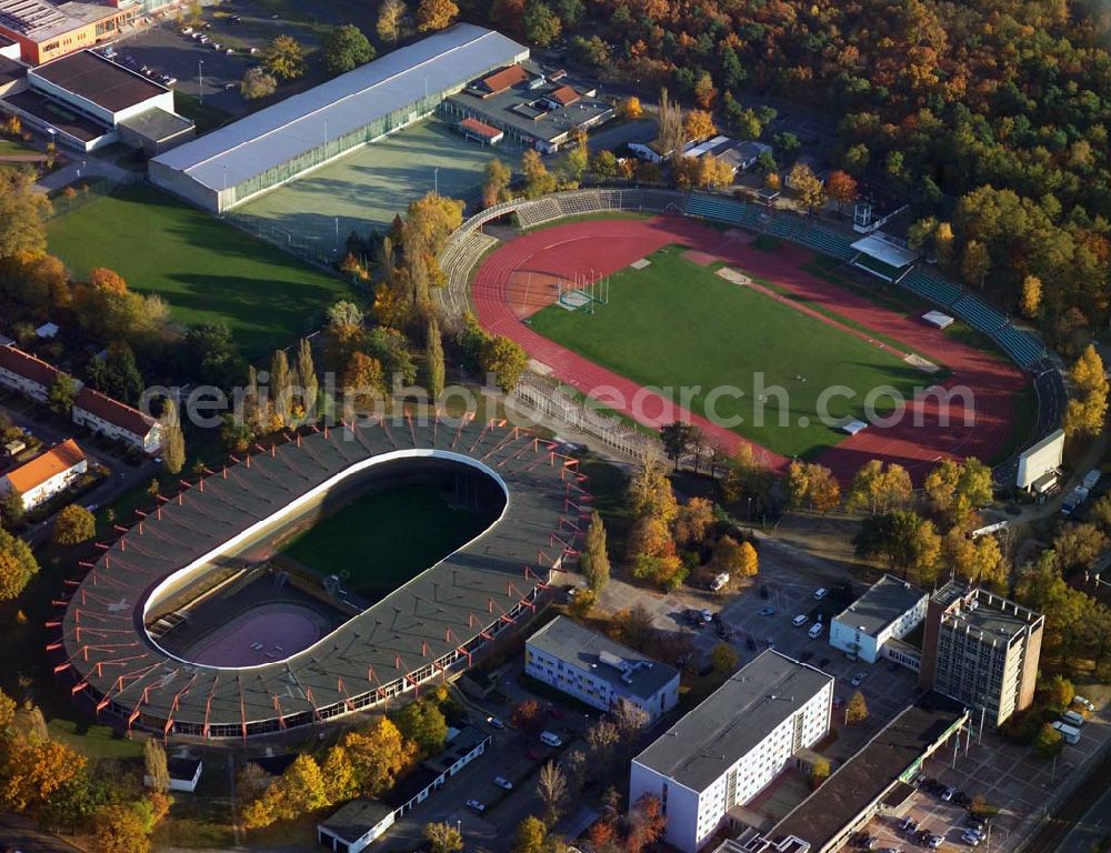 Aerial photograph Cottbus / Brandenburg - 29.10.2005 Cottbus: Die Sportmehrzweckhalle im Sportzentrum Cottbus ist eine der größten und modernsten Sporthallenkomplexe im Land Brandenburg. Der Komplex ist architektonisch in 2 separaten Hallen angeordnet, wobei die Sportmehrzweckhalle (Dreifeldhalle, Parkettbelag) mit dem zu erwartenden Besucherverkehr bewusst in den Vordergrund, die Zweifeldhalle (Kunststoff-Sportbelag) für den Trainings- und Schulbetrieb in den Hintergrund gerückt ist.