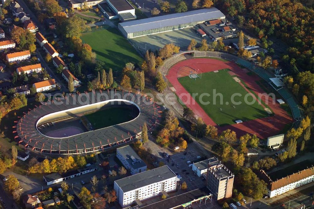 Cottbus / Brandenburg from above - 29.10.2005 Cottbus: Die Sportmehrzweckhalle im Sportzentrum Cottbus ist eine der größten und modernsten Sporthallenkomplexe im Land Brandenburg. Der Komplex ist architektonisch in 2 separaten Hallen angeordnet, wobei die Sportmehrzweckhalle (Dreifeldhalle, Parkettbelag) mit dem zu erwartenden Besucherverkehr bewusst in den Vordergrund, die Zweifeldhalle (Kunststoff-Sportbelag) für den Trainings- und Schulbetrieb in den Hintergrund gerückt ist.