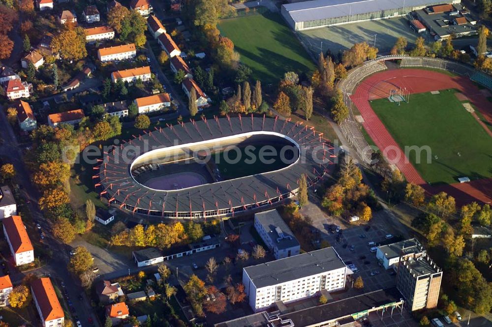 Cottbus / Brandenburg from the bird's eye view: 29.10.2005 Cottbus: Die Sportmehrzweckhalle im Sportzentrum Cottbus ist eine der größten und modernsten Sporthallenkomplexe im Land Brandenburg. Der Komplex ist architektonisch in 2 separaten Hallen angeordnet, wobei die Sportmehrzweckhalle (Dreifeldhalle, Parkettbelag) mit dem zu erwartenden Besucherverkehr bewusst in den Vordergrund, die Zweifeldhalle (Kunststoff-Sportbelag) für den Trainings- und Schulbetrieb in den Hintergrund gerückt ist.