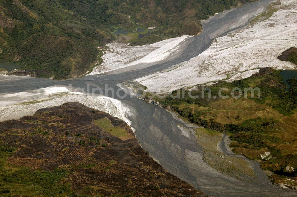 Angeles from the bird's eye view: Blick auf Lavafelder des Lavafelder Mount Pinatubo. Der im Zambales-Gebirge auf der Insel Luzon gelegene Vulkan ist seit seiner Eruption 1991 wieder aktiv. View on lava fields of Mount Pinatubo. Located in the Zambales Mountains on the isle of Luzon is active again since its eruption in 1991.