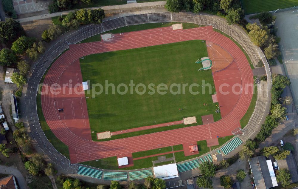 Aerial photograph Cottbus - Blick auf das Leichtathletikstadion im Sportzentrum der Stadt Cottbus. Internationalen Anforderungen kann es standhalten, da es alle entsprechenden Anlagen erfüllt. Seit 1980 finden hier viele nationale und internationale Wettkämpfe statt. Eines der wichtigsten Ereignisse bisher waren wohl die 8. Junioreneuropameisterschaften 1985. Fünf Jahre später wurde das Stadion dann zum ersten mal für ein nichtsportliches Event, nämlich ein Open-Air-Konzert von Udo Lindenberg, genutzt. Heute ist eines der wichtigsten jährlichen Sportfeste im Leichtathletikstadion das German Meeting, eine Vereinigung von 23 internationalen Leuchtathletik-Wettkämpfen in ganz Deutschland. Kontakt: Leichtathletik Club Cottbus e.V. (LCC), Dresdner Straße 18 03050 Cottbus, Tel. +49(0)355 473997, Fax +49(0)355 473997