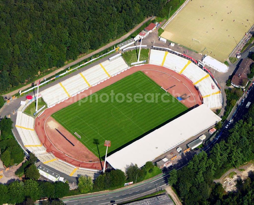 Siegen from the bird's eye view: 27.08.2005 Siegen; Seit dem letzten Umbau hat das Leimbachstadion ein Fassungsvermögen von ca. 18.500 Plätzen Zuschauern. Knapp 2.000 Sitzplätze befinden sich unter dem Dach der Haupttribüne, dazu auch noch weitere rund 1.200 Stehplätze. Seit zwei Jahren existiert ein modernisierter Gästeblock und auch die restlichen Stehstufen wurden mittlerweile komplett erneuert.