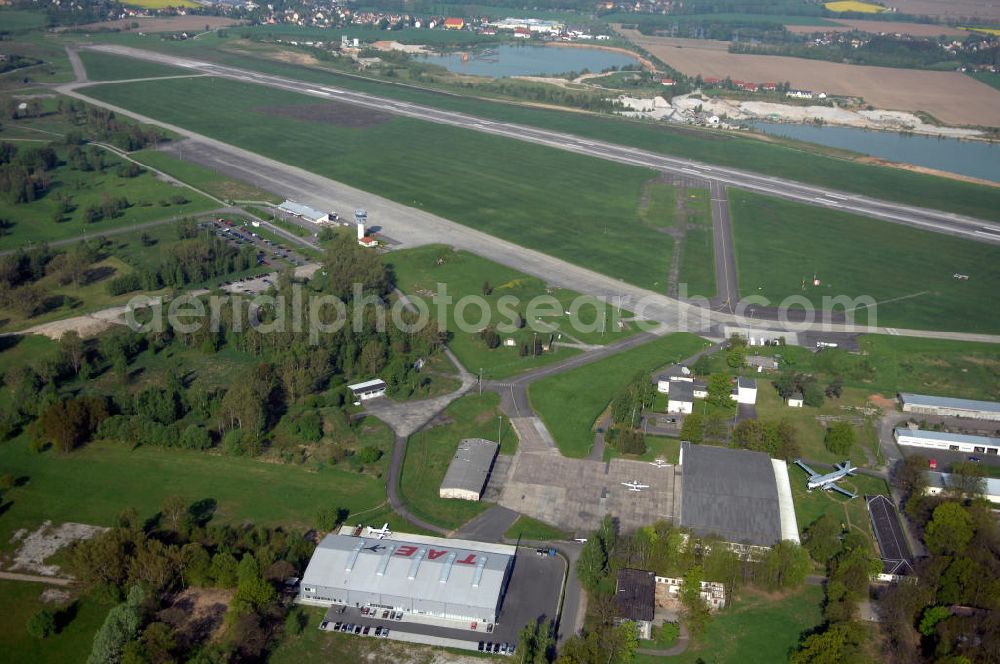 Nobitz from the bird's eye view: Blick auf den Leipzig-Altenburg Airport bei Nobitz. Der Leipzig-Altenburg Airport bei Nobitz ist ein Regionalflugplatz im Altenburger Land. Er befindet sich auf dem Gelände der Gemeinde Nobitz. Klassifiziert ist der Airport als Verkehrslandeplatz und gilt als einer der ältesten Fluglandeplätze Deutschlands. Kontakt: Flugplatz Altenburg-Nobitz GmbH, 04603 Nobitz, Tel.: +49(0)3447 5900, Tel. Tower: +49(0)3447 590150, Fax: +49(0)3447 590199, Achim Walder: