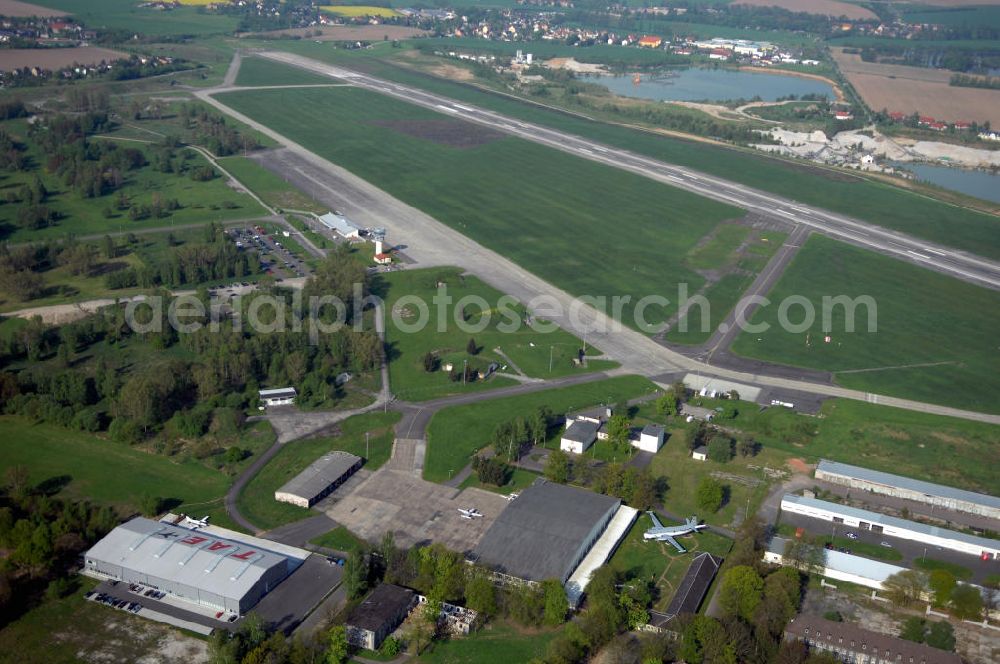 Aerial image Nobitz - Blick auf den Leipzig-Altenburg Airport bei Nobitz. Der Leipzig-Altenburg Airport bei Nobitz ist ein Regionalflugplatz im Altenburger Land. Er befindet sich auf dem Gelände der Gemeinde Nobitz. Klassifiziert ist der Airport als Verkehrslandeplatz und gilt als einer der ältesten Fluglandeplätze Deutschlands. Kontakt: Flugplatz Altenburg-Nobitz GmbH, 04603 Nobitz, Tel.: +49(0)3447 5900, Tel. Tower: +49(0)3447 590150, Fax: +49(0)3447 590199, Achim Walder: