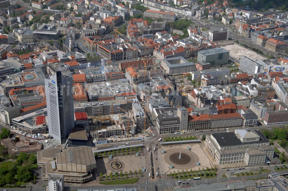 Leipzig from the bird's eye view: Blick auf die Leipziger Innenstadt mit dem MDR - Hochhaus. Neubau des Hauptgebäudes der UNI Leipzig am Hochhaus des MDR am Augustusplatz in Leipzig. Es entsteht ein Neubau der Aula als multifunktionales und repräsentatives Herzstück im entstehnden Campus der Universität Leipzig am Augustusplatz durch ein 8-geschossiges Gebäude mit einer Grundfläche von ca. 4.300m². Umsetzung: BATEG Ingenieurbau