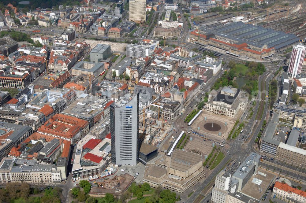 Leipzig from above - Blick auf die Leipziger Innenstadt mit dem MDR - Hochhaus. Neubau des Hauptgebäudes der UNI Leipzig am Hochhaus des MDR am Augustusplatz in Leipzig. Es entsteht ein Neubau der Aula als multifunktionales und repräsentatives Herzstück im entstehnden Campus der Universität Leipzig am Augustusplatz durch ein 8-geschossiges Gebäude mit einer Grundfläche von ca. 4.300m². Umsetzung: BATEG Ingenieurbau