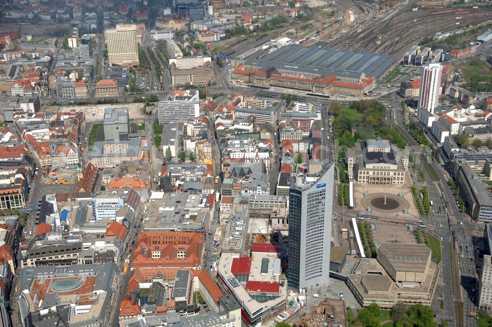 Leipzig from the bird's eye view: Blick auf die Leipziger Innenstadt mit dem MDR - Hochhaus. Neubau des Hauptgebäudes der UNI Leipzig am Hochhaus des MDR am Augustusplatz in Leipzig. Es entsteht ein Neubau der Aula als multifunktionales und repräsentatives Herzstück im entstehnden Campus der Universität Leipzig am Augustusplatz durch ein 8-geschossiges Gebäude mit einer Grundfläche von ca. 4.300m². Umsetzung: BATEG Ingenieurbau