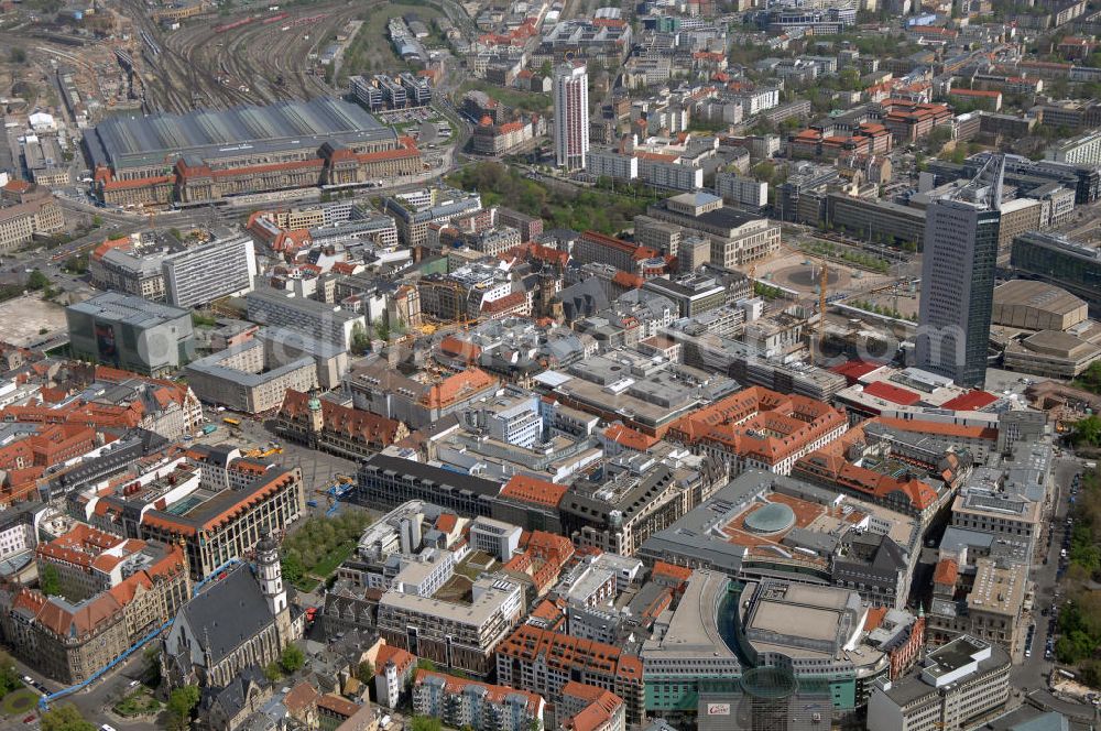 Aerial photograph Leipzig - Blick auf die Leipziger Innenstadt mit dem MDR - Hochhaus. Neubau des Hauptgebäudes der UNI Leipzig am Hochhaus des MDR am Augustusplatz in Leipzig. Es entsteht ein Neubau der Aula als multifunktionales und repräsentatives Herzstück im entstehnden Campus der Universität Leipzig am Augustusplatz durch ein 8-geschossiges Gebäude mit einer Grundfläche von ca. 4.300m². Umsetzung: BATEG Ingenieurbau