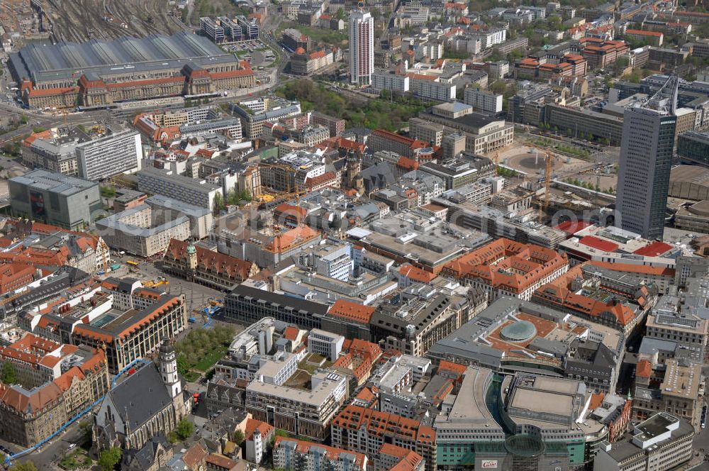 Leipzig from above - Blick auf die Leipziger Innenstadt mit dem MDR - Hochhaus. Neubau des Hauptgebäudes der UNI Leipzig am Hochhaus des MDR am Augustusplatz in Leipzig. Es entsteht ein Neubau der Aula als multifunktionales und repräsentatives Herzstück im entstehnden Campus der Universität Leipzig am Augustusplatz durch ein 8-geschossiges Gebäude mit einer Grundfläche von ca. 4.300m². Umsetzung: BATEG Ingenieurbau