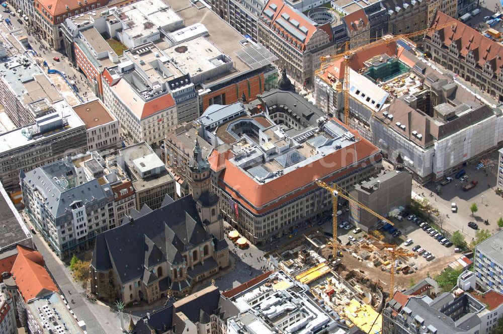 Leipzig from the bird's eye view: Blick auf die Leipziger Innenstadt mit Nikolai - Kirche. Zu sehen sind außerdem das Gebäude des Maredo - Restaurants und die Baustelle am Nikolaiplatz, an der ein Hotelneubau entsteht. Dort befand sich ein ehemaliges Interpelz - Gebäude, welches im Vorfeld abregissen wurde. Bauherr: TLG Immobilien GmbH, Dresden, Projektkoordinierung: Erfurth & Petschow, Leipzig, Architekt: Marggraf, Leipzig