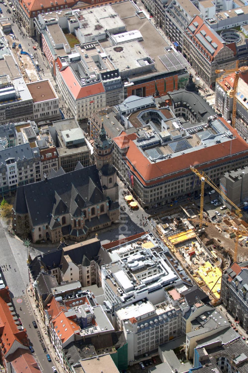 Aerial image Leipzig - Blick auf die Leipziger Innenstadt mit Nikolai - Kirche. Zu sehen sind außerdem das Gebäude des Maredo - Restaurants und die Baustelle am Nikolaiplatz, an der ein Hotelneubau entsteht. Dort befand sich ein ehemaliges Interpelz - Gebäude, welches im Vorfeld abregissen wurde. Bauherr: TLG Immobilien GmbH, Dresden, Projektkoordinierung: Erfurth & Petschow, Leipzig, Architekt: Marggraf, Leipzig