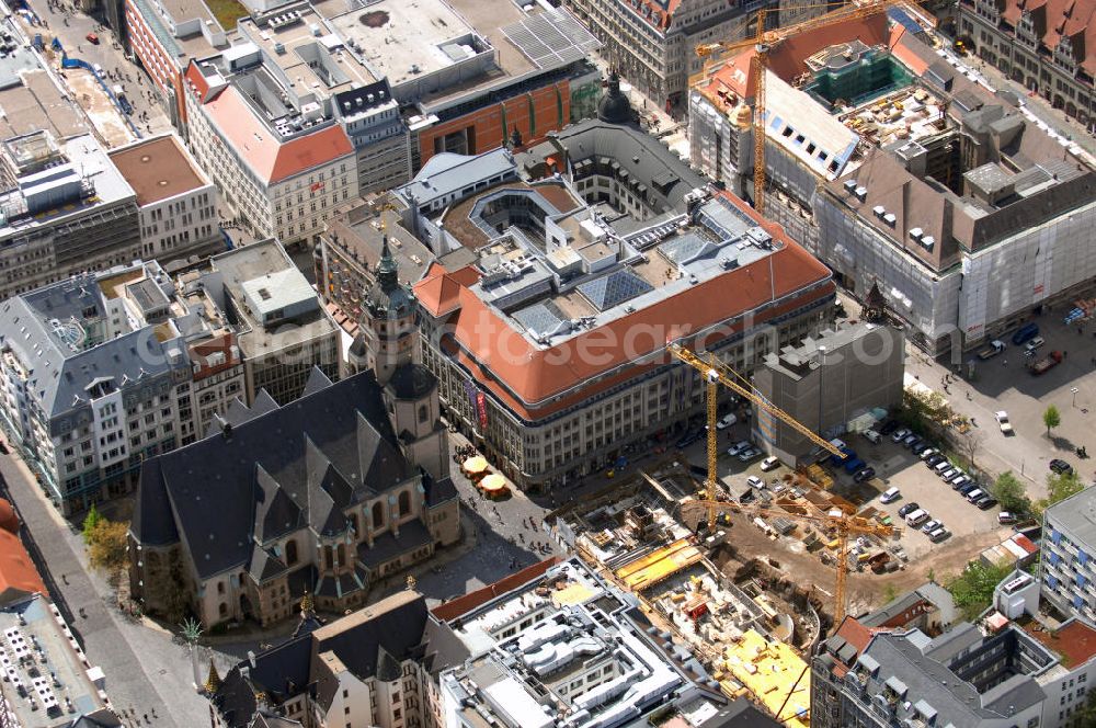 Aerial photograph Leipzig - Blick auf die Leipziger Innenstadt mit Nikolai - Kirche. Zu sehen sind außerdem das Gebäude des Maredo - Restaurants und die Baustelle am Nikolaiplatz, an der ein Hotelneubau entsteht. Dort befand sich ein ehemaliges Interpelz - Gebäude, welches im Vorfeld abregissen wurde. Bauherr: TLG Immobilien GmbH, Dresden, Projektkoordinierung: Erfurth & Petschow, Leipzig, Architekt: Marggraf, Leipzig