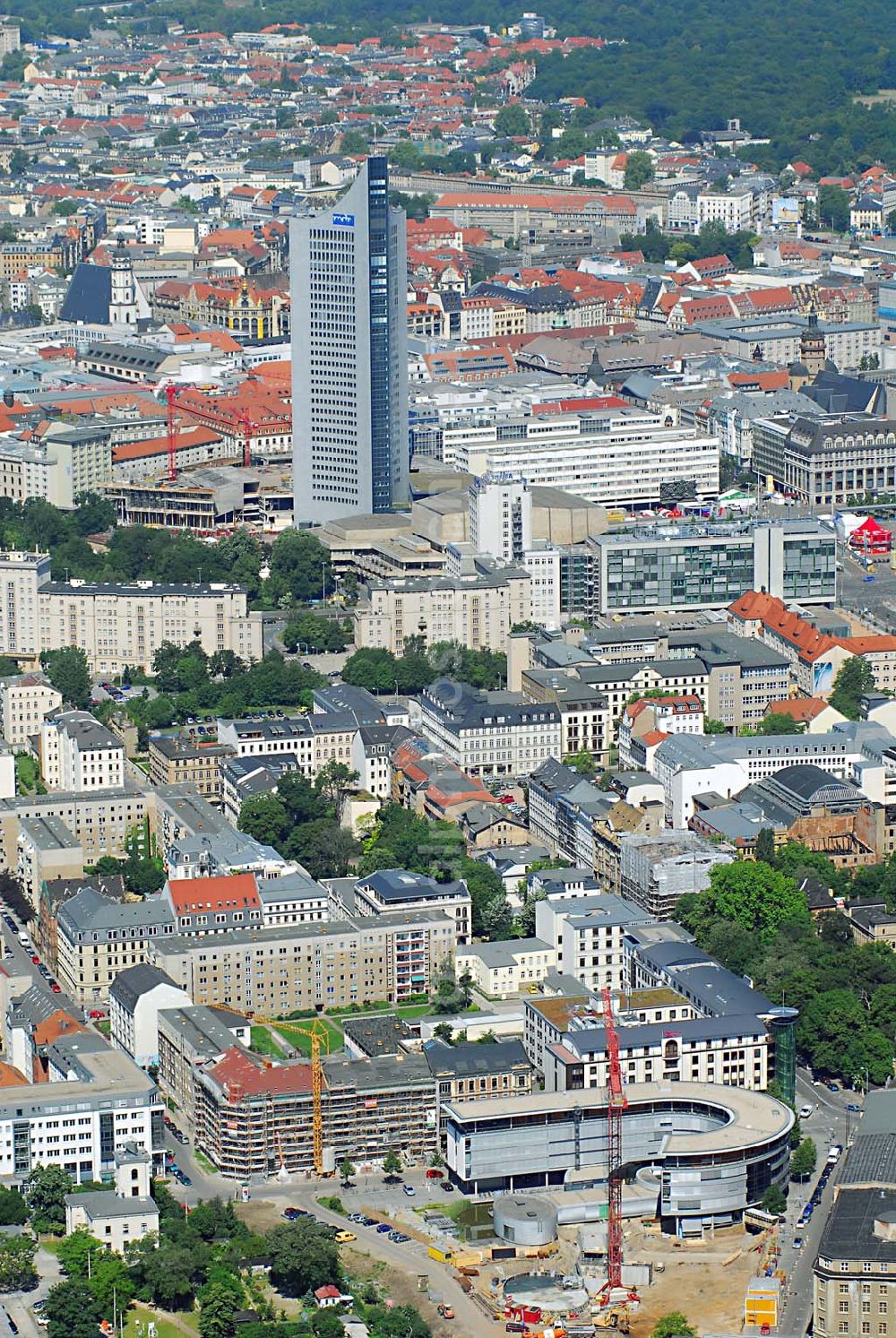 Leipzig from above - Blick auf die Leipziger Innenstadt von Osten aus, mit dem Uniriesen (heute MDR-City-Hochhaus, Kontakt: MDR, Kantstr. 71 - 73, D-04275 Leipzig, Telefon: 0341-3000, E-Mail: neue-medien@mdr.de)