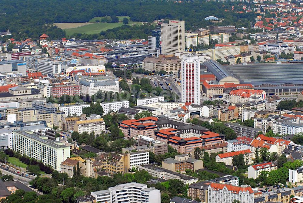 Aerial image Leipzig - Blick auf die Leipziger Innenstadt von Osten aus, mit dem Wintergartenhochhaus (Mittelgrund), Hotel The Westin (Gerberstrasse 15, 04105 Leipzig, Tel. 0341 988 0, Fax 0341 988 1229, info@westin-leipzig.com) und den überdachten Bahngleisen des Leipziger Hauptbahnhofs, rechts (Willy-Brandt-Platz 7, 04109 Leipzig, Tel.: 0341/9939750)