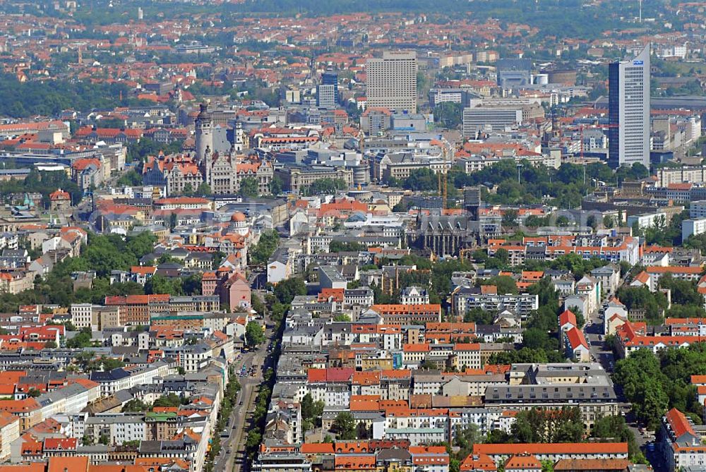 Leipzig from the bird's eye view: Blick auf die Leipziger Innenstadt und die Südvorstadt: im Vordergrund (mittig-rechts) die Karl-Liebknechtstraße, in der rechten oberen Bildhälfte das Neue Rathaus, links der Bildmitte die Peterskirche, mittig im Hintergrund das Hotel The Westin und im Hintergrund rechts der Uniriese (heute MDR-City-Hochhaus) - Blick aus südlicher Richtung