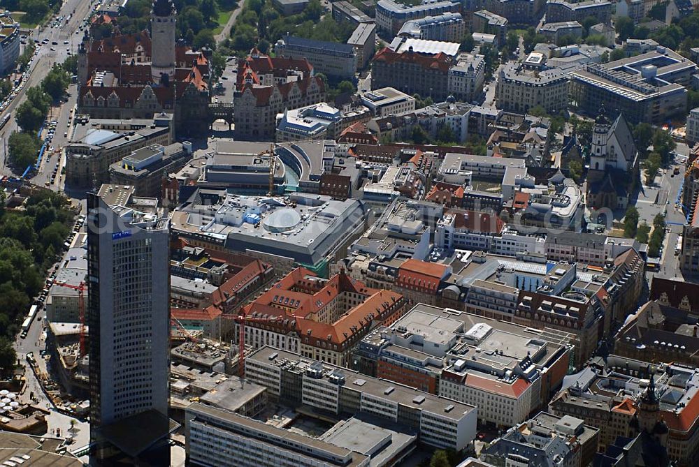 Leipzig from above - Blick auf die Leipziger Innenstadt mit dem Uni-Riesen, im Hintergrund das Neue Rathaus (Martin-Luther-Ring 4-6, 04109 Leipzig, Tel. 0341 / 123-0)