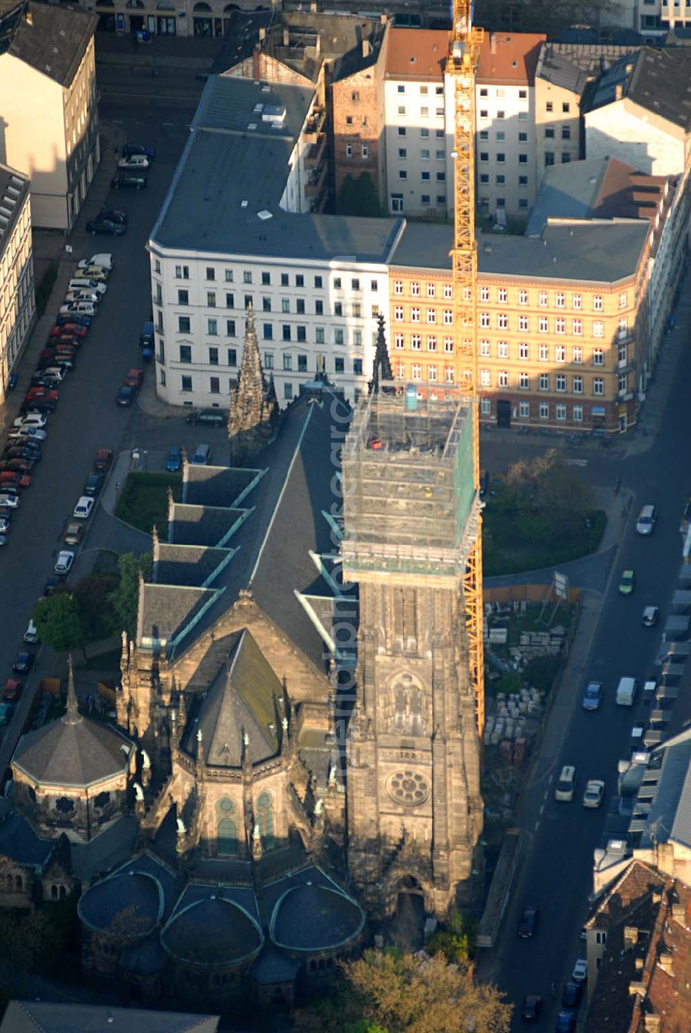 Leipzig from above - Blick auf die Leipziger Peterskirche. 1885 wurde der neogotische Bau geweiht. Er wurde im 2. Weltkrieg stark beschädigt. Bis heute wurde er noch nicht vollständig rekonstruiert. Zur Zeit wird der Kirchturm restauriert. Kontakt: Ev.-luth. Kirchgemeinde St. Petri, Schletterstraße 5, 04107 Leipzig, Tel.: 0341 - 213 16 12, Fax: 0341 - 149 44 32, E-Mail: info@peterskirche-leipzig.de,