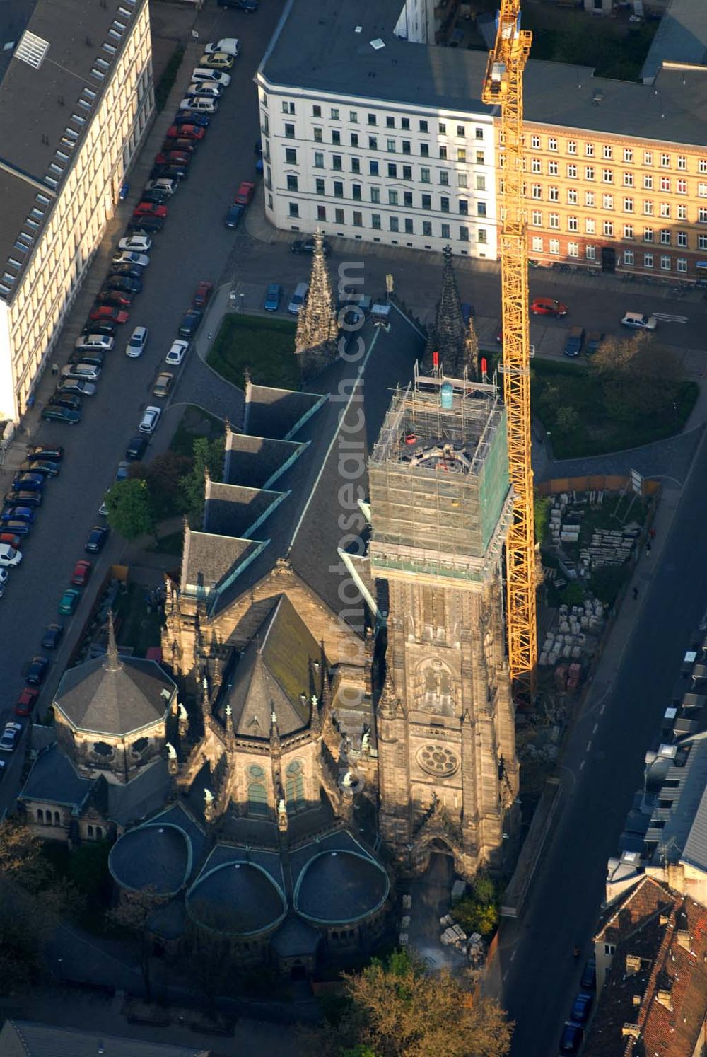 Leipzig from above - Blick auf die Leipziger Peterskirche. 1885 wurde der neogotische Bau geweiht. Er wurde im 2. Weltkrieg stark beschädigt. Bis heute wurde er noch nicht vollständig rekonstruiert. Zur Zeit wird der Kirchturm restauriert. Kontakt: Ev.-luth. Kirchgemeinde St. Petri, Schletterstraße 5, 04107 Leipzig, Tel.: 0341 - 213 16 12, Fax: 0341 - 149 44 32, E-Mail: info@peterskirche-leipzig.de,