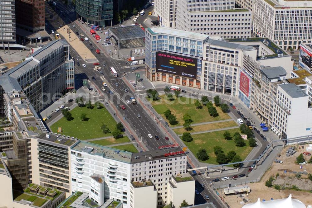 Aerial photograph Berlin - Blick auf den Leipziger Platz am Besucher- und Tourismusmagneten Potsdamer Platz mit dem SONY-Center / Bahntower in Berlin-Mitte.