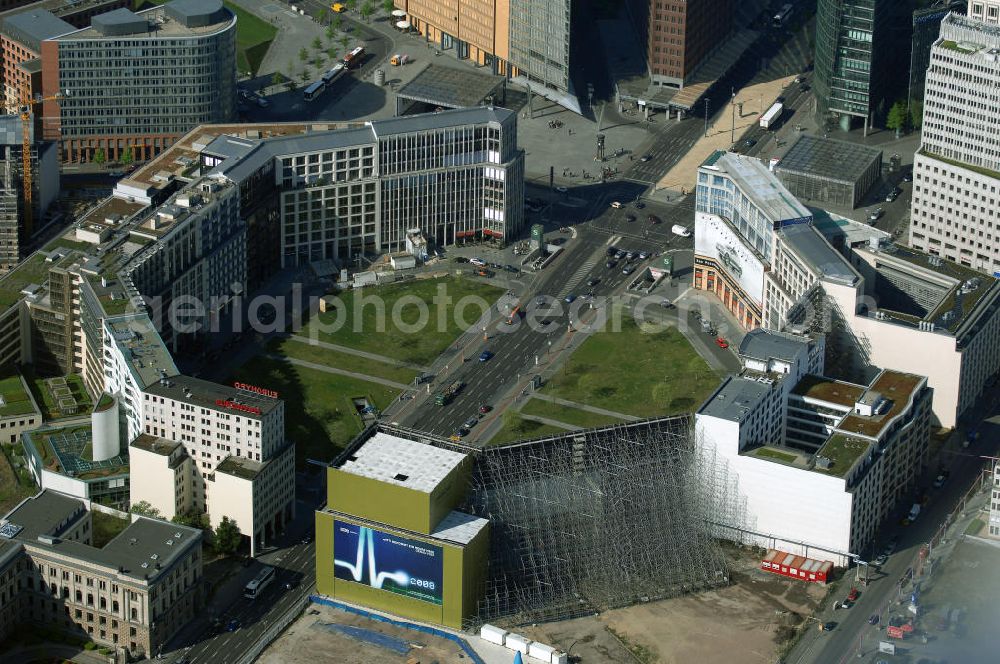 Berlin from above - Blick auf den Leipziger Platz am Besucher- und Tourismusmagneten Potsdamer Platz am SONY-Center / Bahntower in Berlin-Mitte.