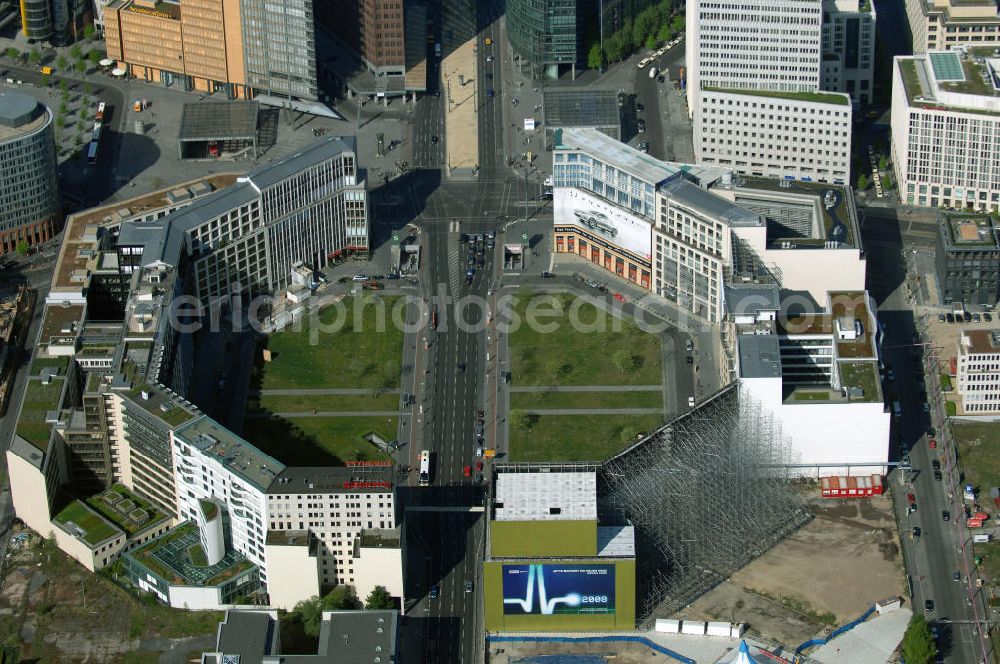 Berlin from the bird's eye view: Blick auf den Leipziger Platz am Besucher- und Tourismusmagneten Potsdamer Platz am SONY-Center / Bahntower in Berlin-Mitte.