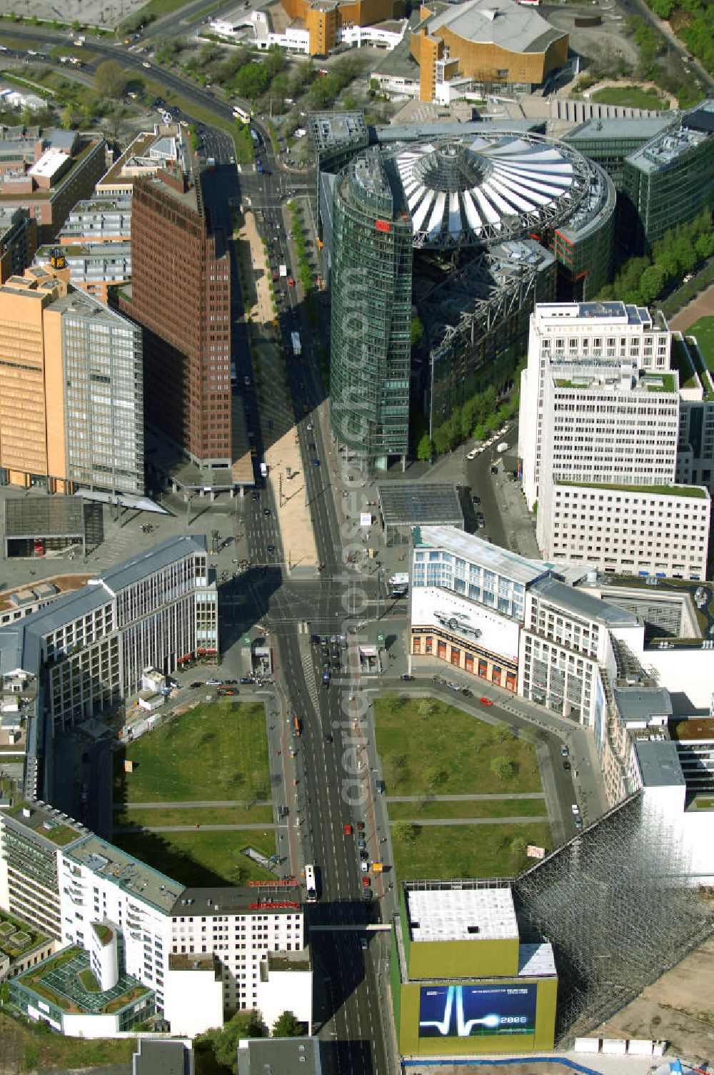 Aerial image Berlin - Blick auf den Leipziger Platz am Besucher- und Tourismusmagneten Potsdamer Platz am SONY-Center / Bahntower in Berlin-Mitte.